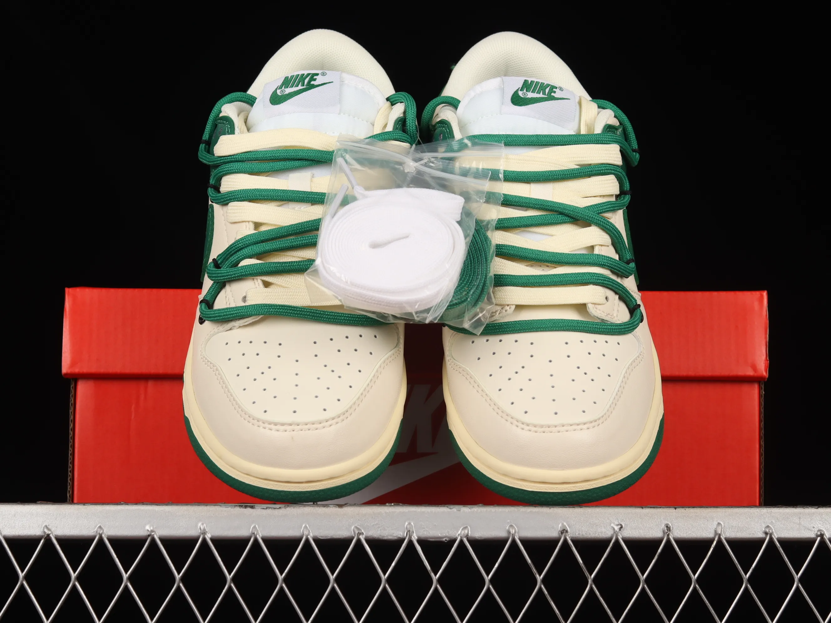All Categories Nk SB Dunk Series Nk SB Dunk Low Low-top Sneakers Nk Dunk Low White and Green Distressed Tags Customized version of deconstructed strap casual sneakers DD1503-112